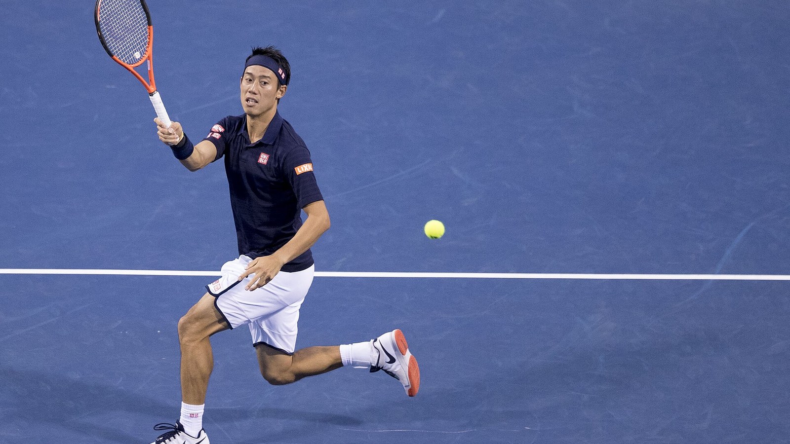 Kei Nishikori følger bolden under en kamp