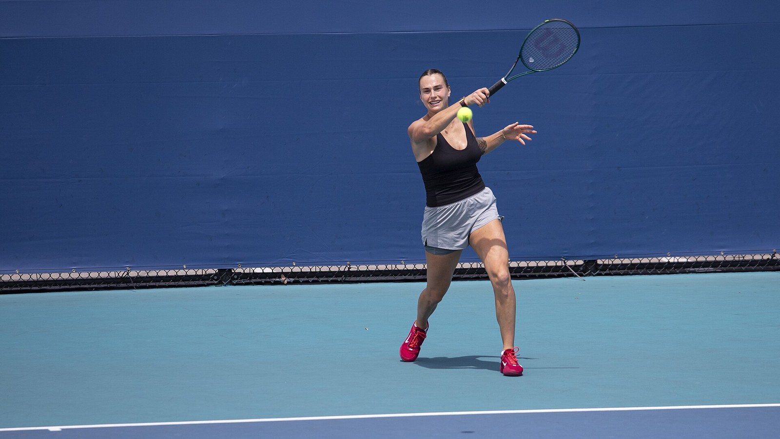 Aryna Sabalenka compite durante un partido en pista dura