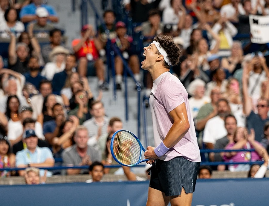 ベン・シェルトンがステファノス・チチパスを6-2, 6-3, 6-4で破り全米オープン準々決勝に進出したことを示す画像