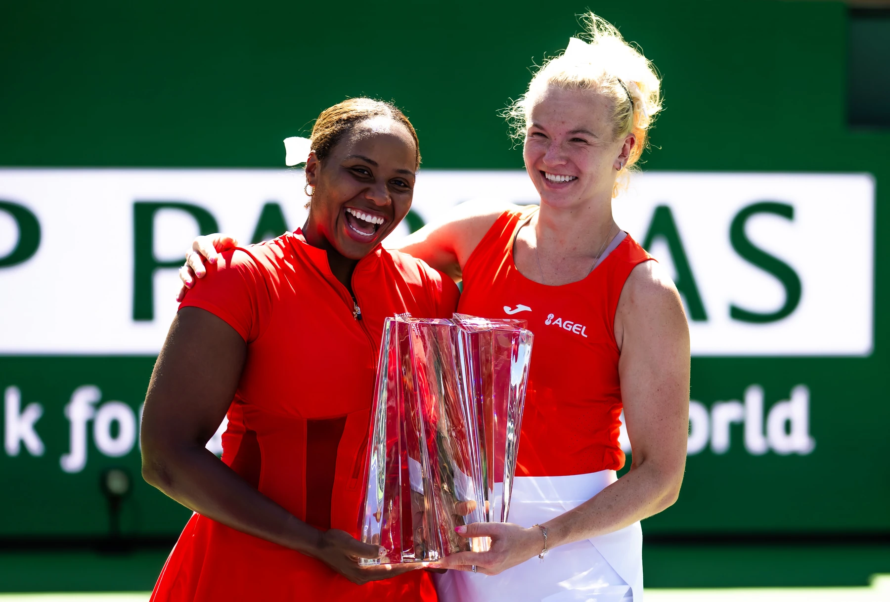 Støttende billede til Siniakova og Townsend løser lange servepartier for at avancere i New York-double