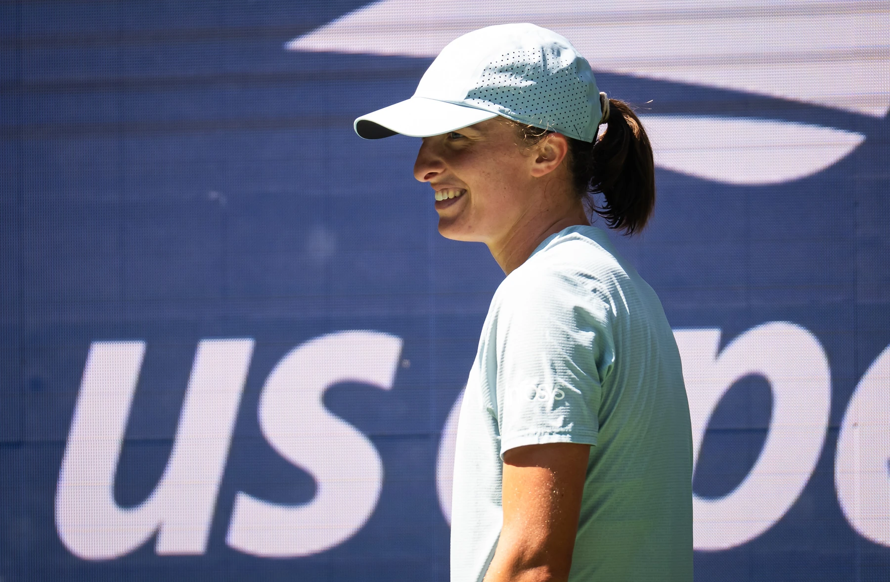 Wang Xiyu를 6-2, 6-3으로 꺾고 Iga Swiatek이 US Open 2회전에 진출한 경기의 보조 이미지